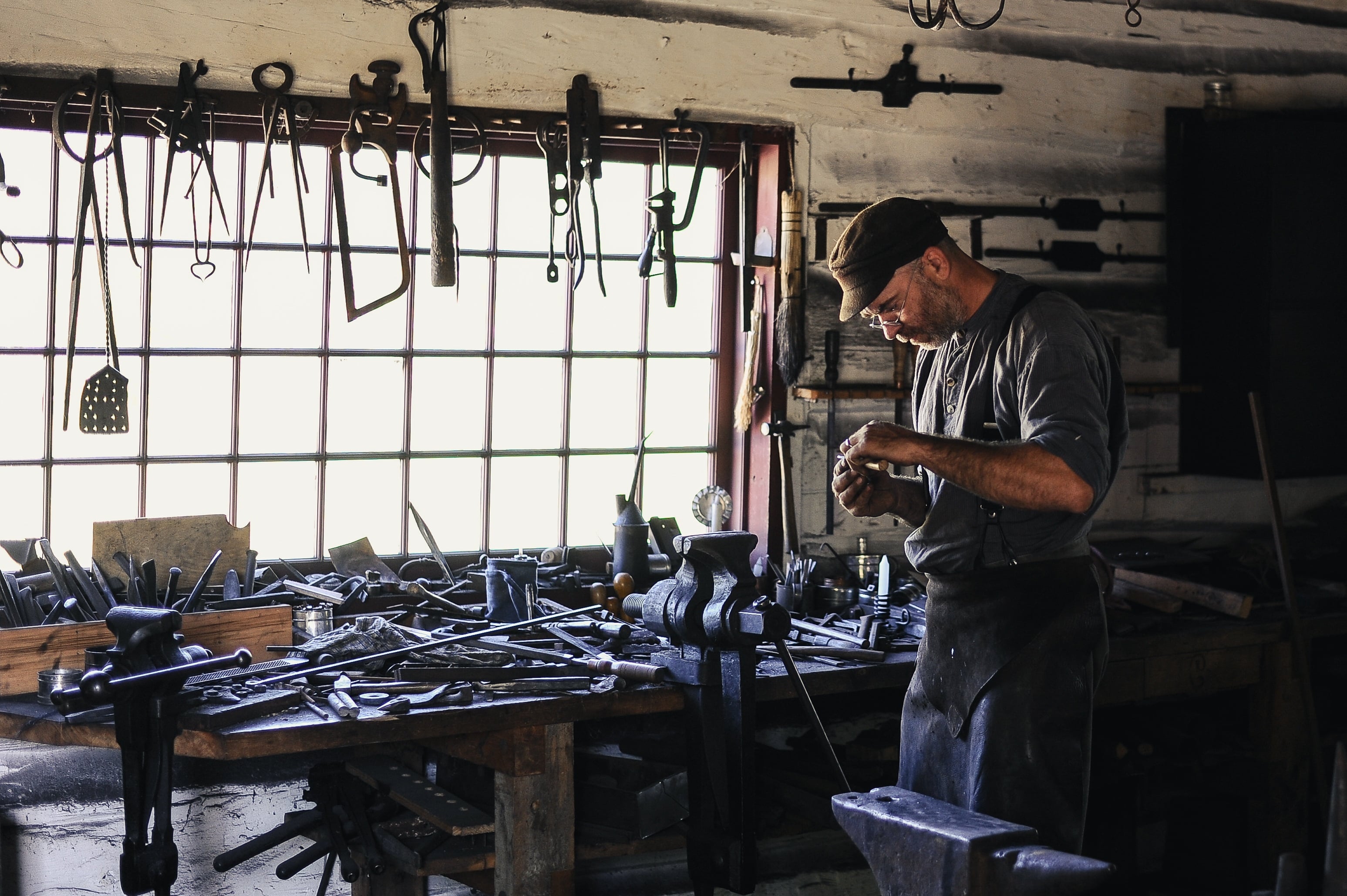 Handwerker in seiner Werkstatt